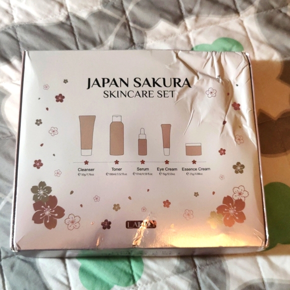 NIB Laikou Japan Sakura Skincare Set - Picture 2 of 9